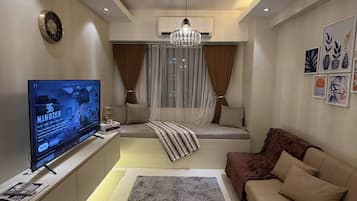 Apartment, 1 Bedroom, Accessible, City View | Living room