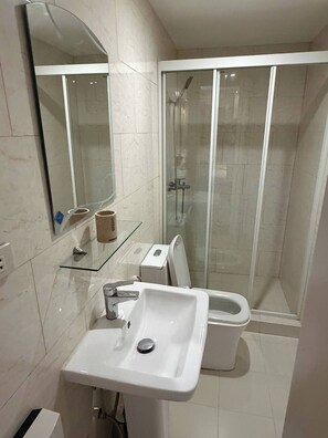 Apartment, 1 Bedroom, Accessible, City View | Bathroom - The Luxe Forbeswood BGC (Taguig)