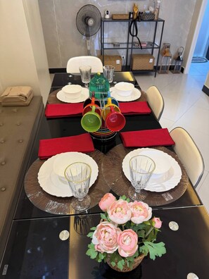 อพาร์ทเมนท์, 1 ห้องนอน, พร้อมสิ่งอำนวยความสะดวกสำหรับผู้พิการ, วิวเมือง | ห้องรับประทานอาหาร