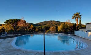 Unclassified image, 2 of 26, button