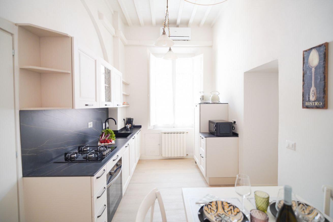 Een koelkast, een microgolfoven, een vaatwasser