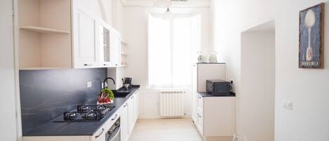 Een koelkast, een microgolfoven, een vaatwasser