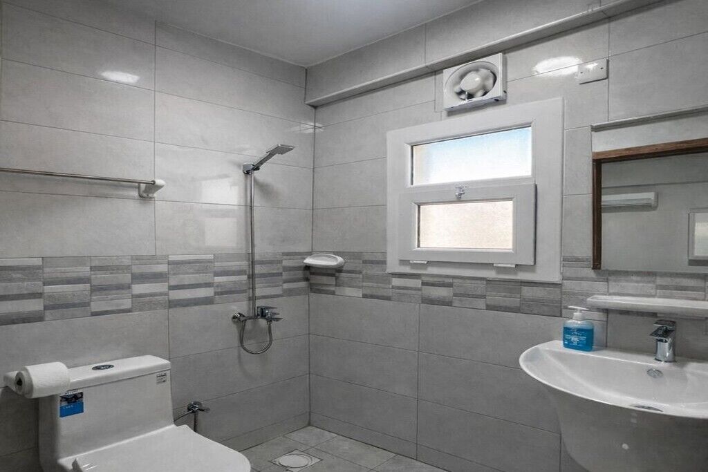 Bidet, serviettes fournies, savon, papier toilette