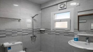 Bidet, serviettes fournies, savon, papier toilette