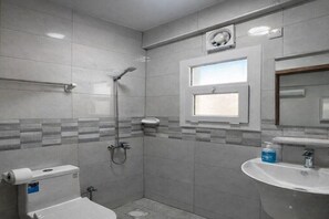 Een bidet, handdoeken, zeep, toiletpapier