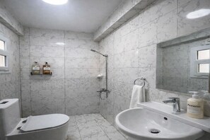 Bidet, serviettes fournies, savon, papier toilette