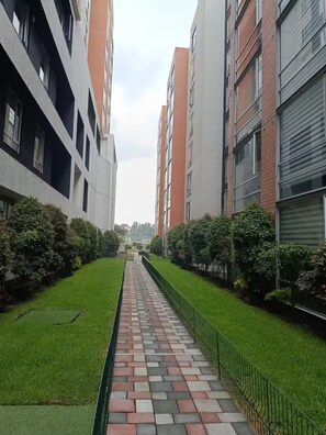 Property grounds - Comfortable apartment for 8 people, North of Quito, close to Solca and US embassy. (Quito)
