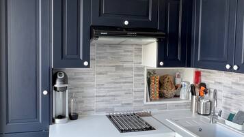 Kjøleskap, mikrobølgeovn, ovn og kokeplater