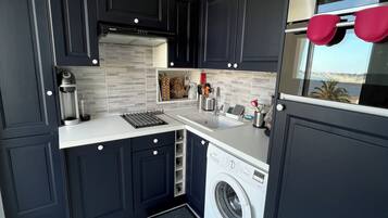 Kjøleskap, mikrobølgeovn, ovn og kokeplater