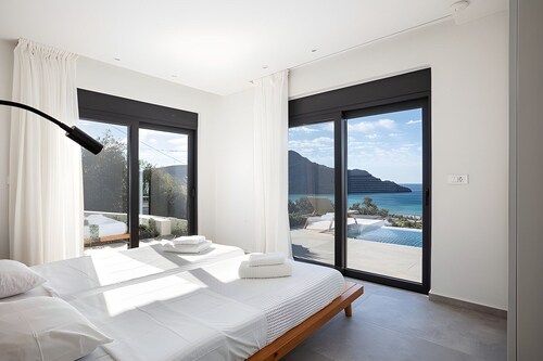 Hollywood house 5 minutes walk from the sea - heated pool - unique sea view