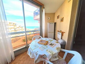 Dining - Canet-en-Roussillon T2 Beachfront with Parking - Perfect for 4 (Canet-en-Roussillon)