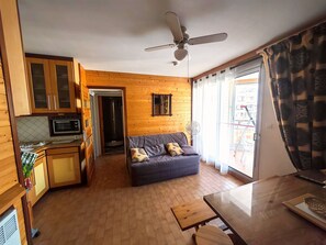 TV - Canet-en-Roussillon T2 Beachfront with Parking - Perfect for 4 (Canet-en-Roussillon)