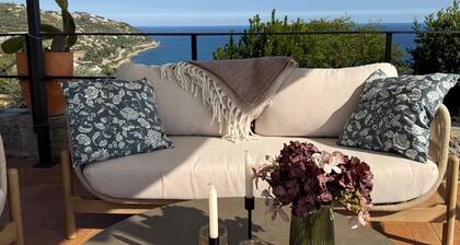 Panoramic sea views - Stylish end terraced house with private garden-1km to the sea