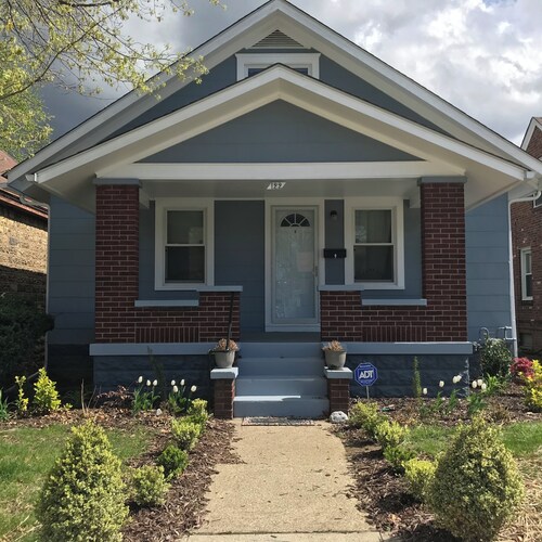 3BR/1.5BA Blue Bungalow: Close to Louisville & Downtown NA