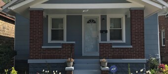 3BR/1.5BA Blue Bungalow: Close to Louisville & Downtown NA