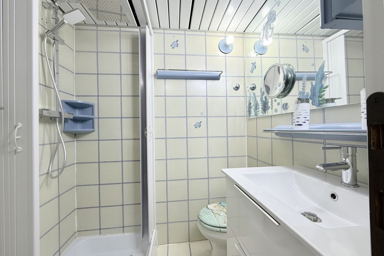 Shower, bidet, towels