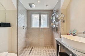 Shower, towels - Luxury Countryside Retreat with Pool | Surrey Hills Escape - Pass the Keys (Leatherhead)