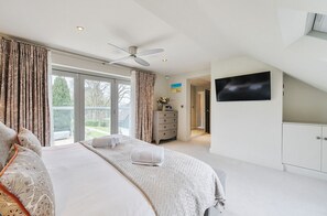 4 bedrooms, iron/ironing board, free WiFi, bed sheets - Luxury Countryside Retreat with Pool | Surrey Hills Escape - Pass the Keys (Leatherhead)