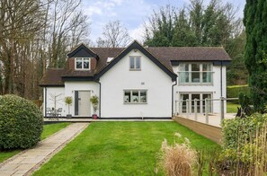 Exterior - Luxury Countryside Retreat with Pool | Surrey Hills Escape - Pass the Keys (Leatherhead)