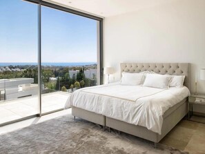 5 bedrooms, bed sheets - Luxury Villa in Atalaya (La Quinta)