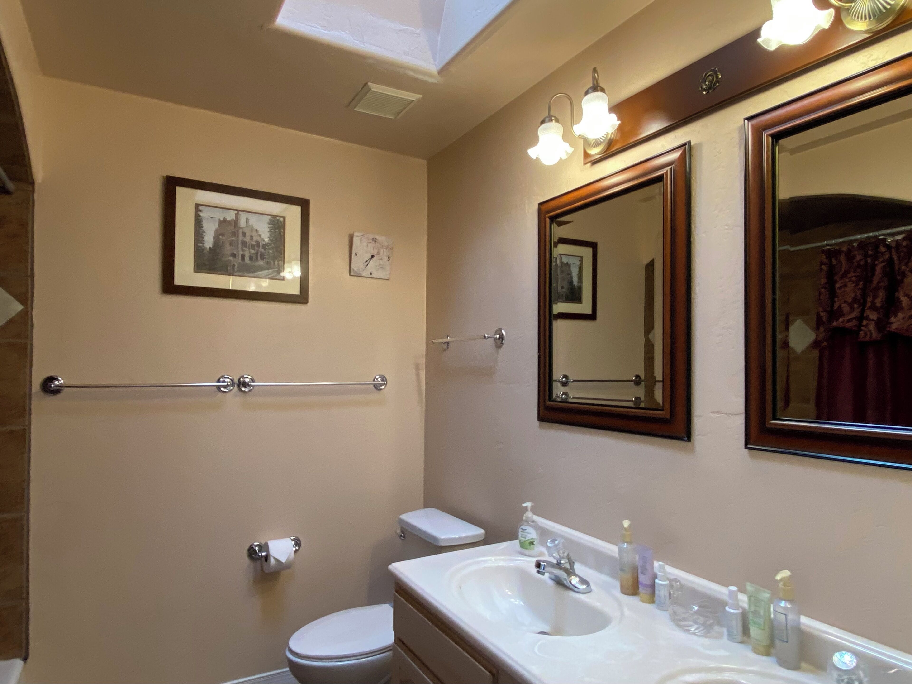 Sèche-cheveux, serviettes fournies, savon, papier toilette