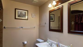 SĂšche-cheveux, serviettes fournies, savon, papier toilette