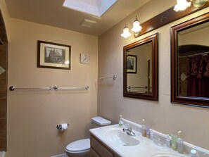 Sèche-cheveux, serviettes fournies, savon, papier toilette