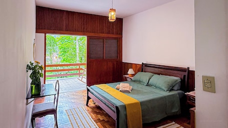 1 bedroom, desk, free WiFi, bed sheets. Caju Suite Retreat on Fritz Mountain