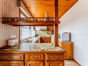 Fridge, microwave, oven, stovetop - 3-Bed House 100m from Beach (Biscarrosse)