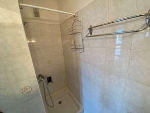 Bathroom - Air-Conditioned Apartment for 4, 50m from Beach (Argelès-sur-Mer)