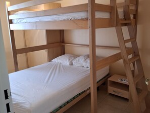 A bunk bed with a ladder, a bedside table, and a wardrobe. - Valras-Plage: Duplex 2BR with Pool, AC, Terrace (Valras-Plage)