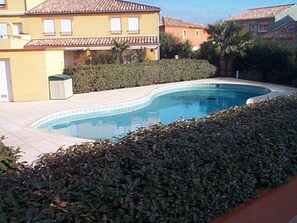 Pool - Valras-Plage: Duplex 2BR with Pool, AC, Terrace (Valras-Plage)