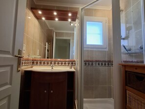 Bathroom - Valras-Plage: Duplex 2BR with Pool, AC, Terrace (Valras-Plage)