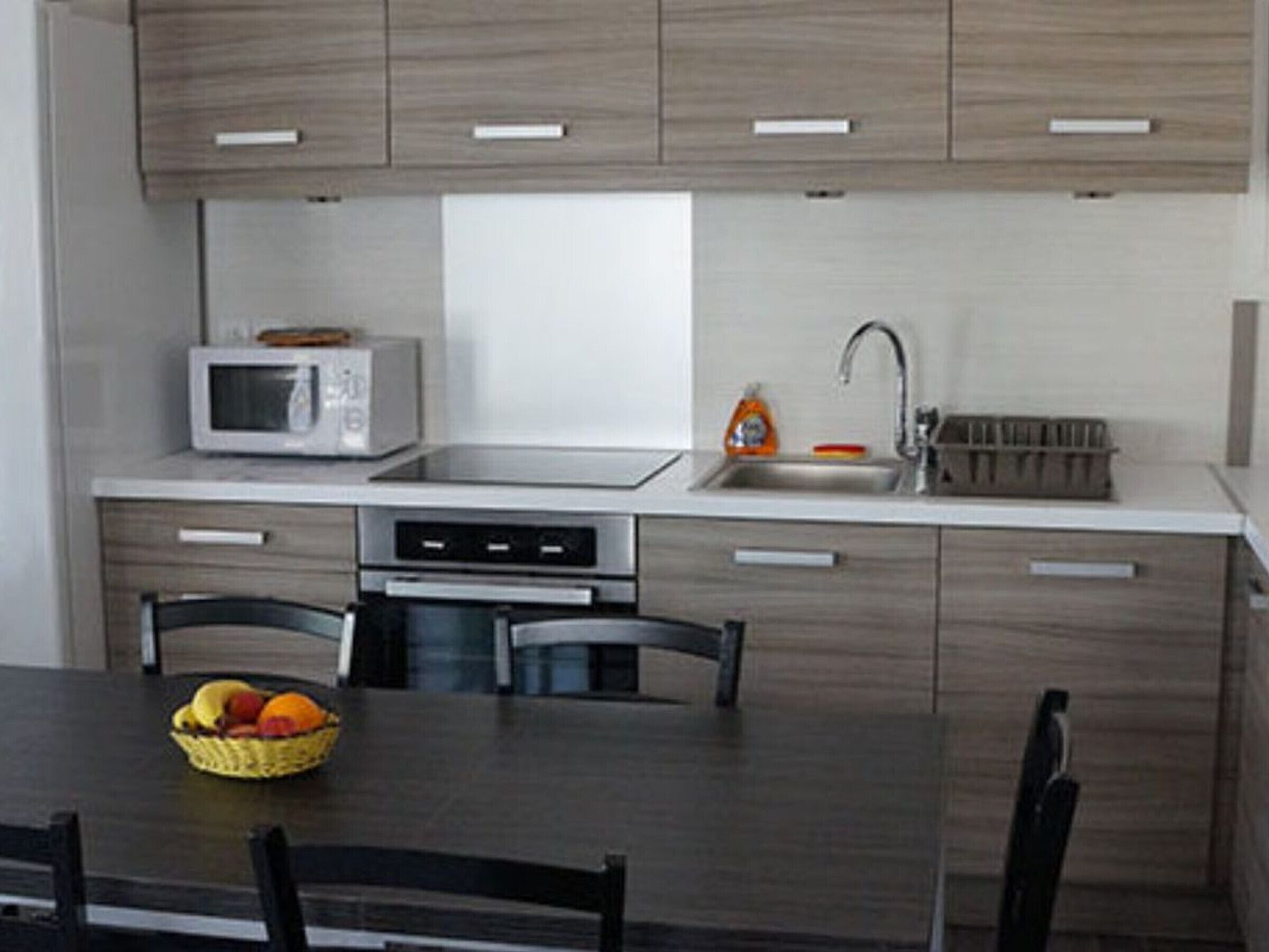 Réfrigérateur, micro-ondes, cafetière/bouilloire