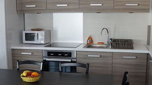 コーヒー / ティーメーカー、冷蔵庫、電子レンジ、調理器具と食器