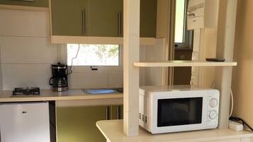 Réfrigérateur, micro-ondes, cafetiÚre/bouilloire