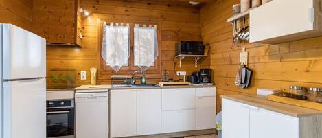 Jääkaappi, mikroaaltouuni, uuni, astianpesukone