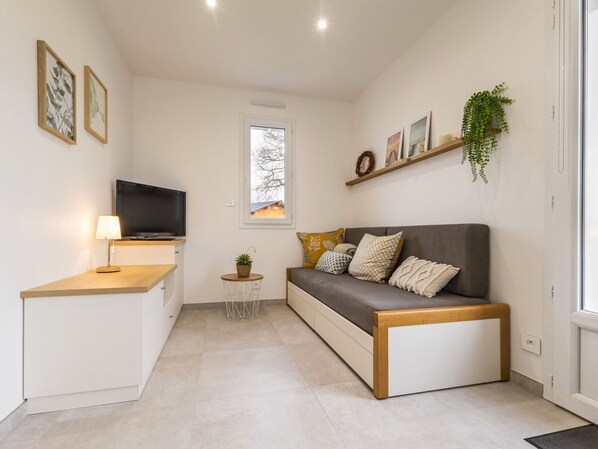 TV - Peaceful Cottage with Garden and Convenient Parking (Villeneuve-en-Retz)