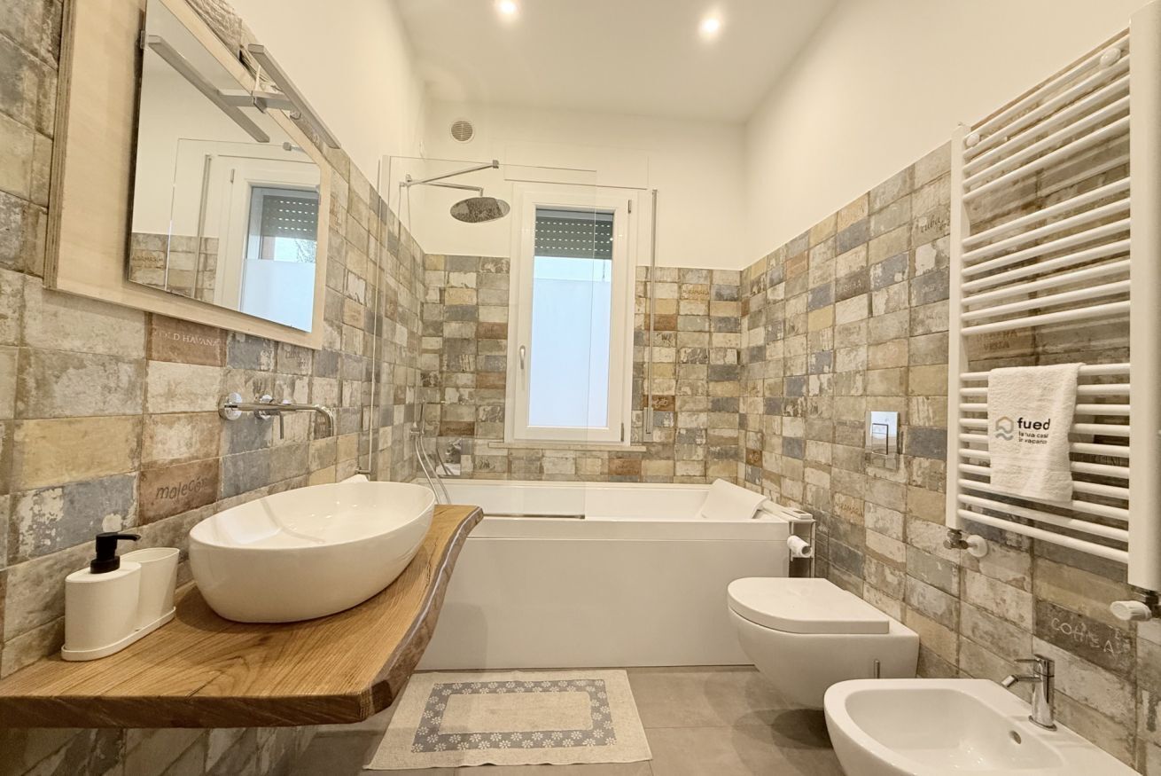 Jetted bath, bidet, towels