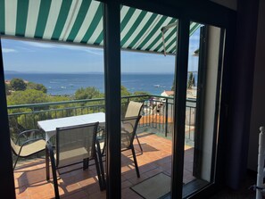 Outdoor dining - Comfortable apartment 140m from the beach with air conditioning and terrace (Roses)