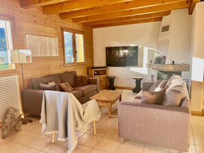 TV, fireplace - Family Chalet Les Gets - 5 beds, 4 baths, WIFI, Pets allowed, Parking (Les Gets)
