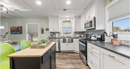 Chic Family Retreat + hot tub/large yard - 5 min to Magnolia & Baylor