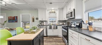 Chic Family Retreat + hot tub/large yard - 5 min to Magnolia & Baylor