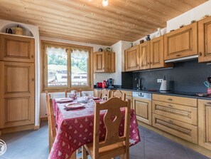Fridge, microwave, oven, dishwasher - Cozy apartment in Les Gets with parking - sleeps 5 (Les Gets)