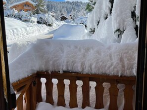 A wooden balcony with snow accumulation. - Family Chalet Les Gets with Wi-Fi and Parking (Les Gets)