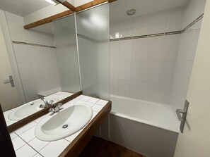 Bathroom - Cozy Studio with Balcony, 2nd Floor, Le Lioran (Le Lioran)
