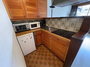 Microwave - Cozy Studio with Balcony, 2nd Floor, Le Lioran (Le Lioran)