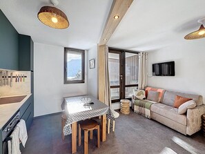 Living area - Renovated apartment with 3 bedrooms for 6 people, family ideal (Les Menuires)