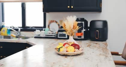 Spacious and Accessible Family oriented house, sleep 12, crib, King’s bed Ramp.