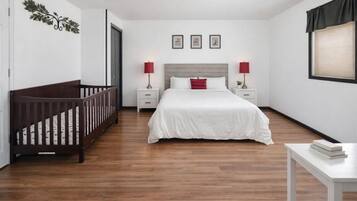 4 bedrooms, iron/ironing board, WiFi, bed sheets